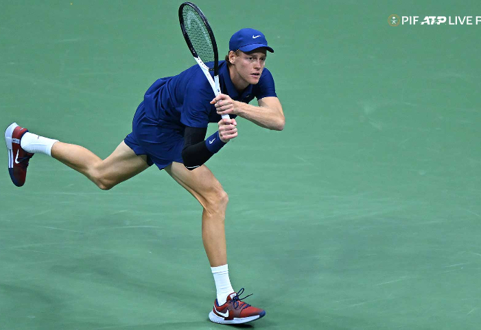 Kekalahan Carlos Alcaraz di Paris Masters buka peluang bagi Jannik Sinner untuk kembali rebut gelar No. 1 Dunia ATP minggu ini.