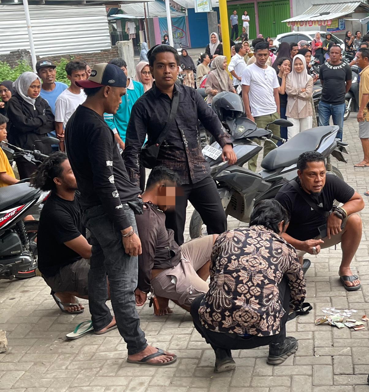Tim Satresnarkoba Polres Bima Kota menangkap oknum TNI Pratu A bersama barang bukti sabu di Rabadompu, Senin (27/10).