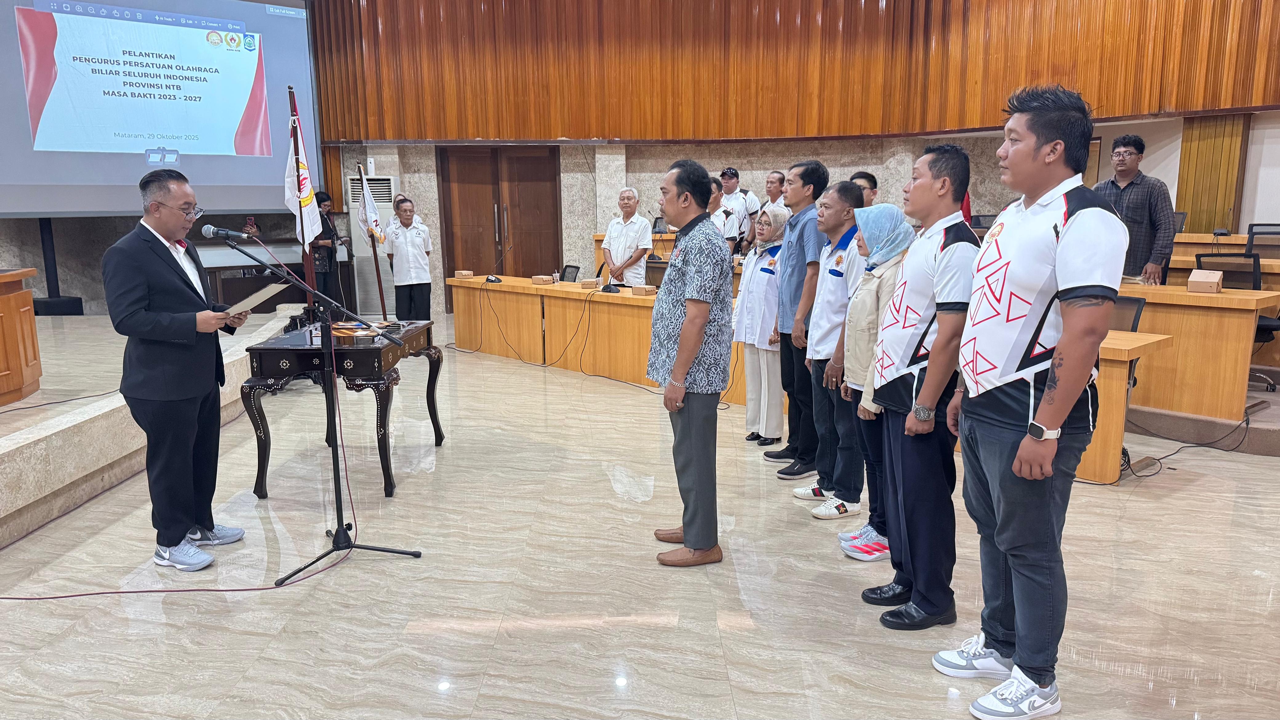 Ketua KONI NTB Mori Hanafi melantik Pengprov POBSI NTB.