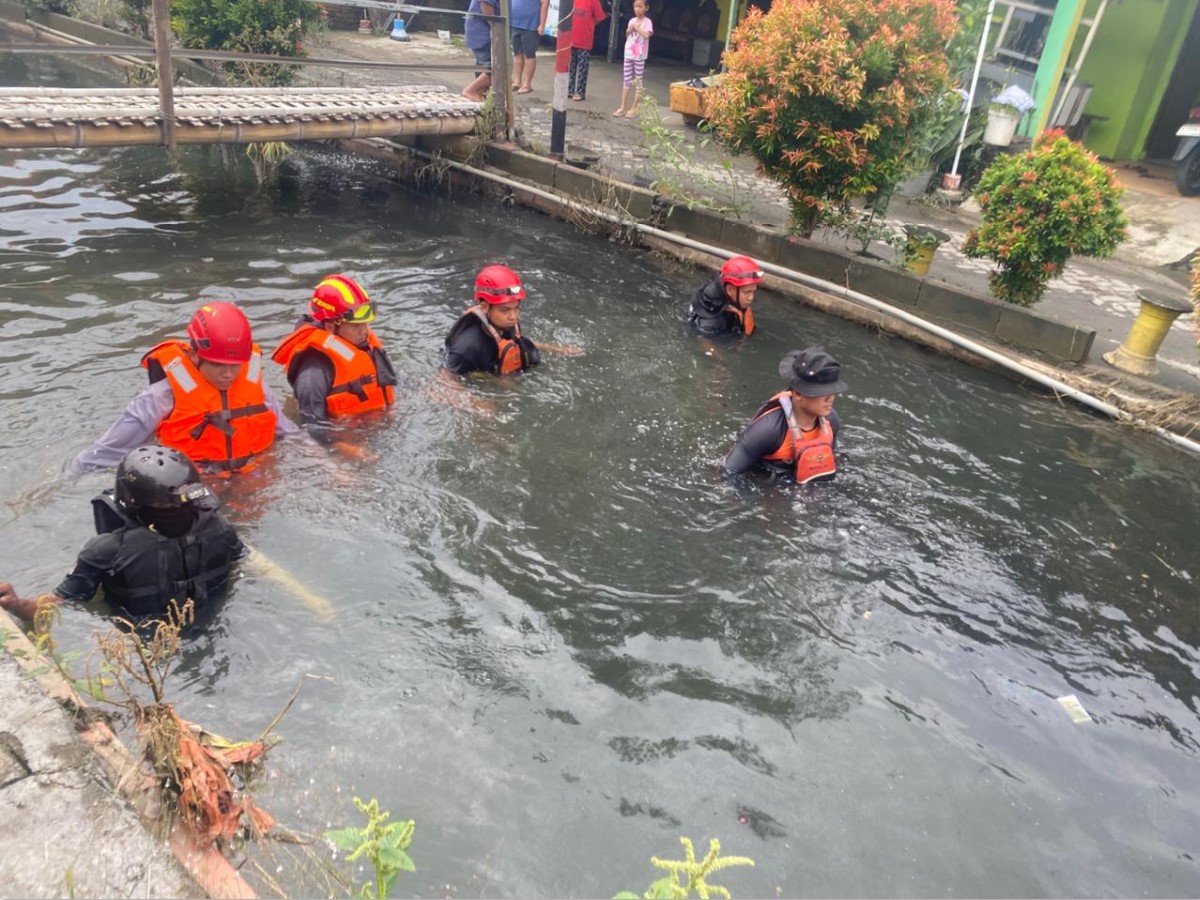 BOCAH MALANG: Proses pencarian Rahma Aurel, bocah 9 tahun yang hanyut setelah terjatuh di saluran air, di Semarang, Rabu (29/10).