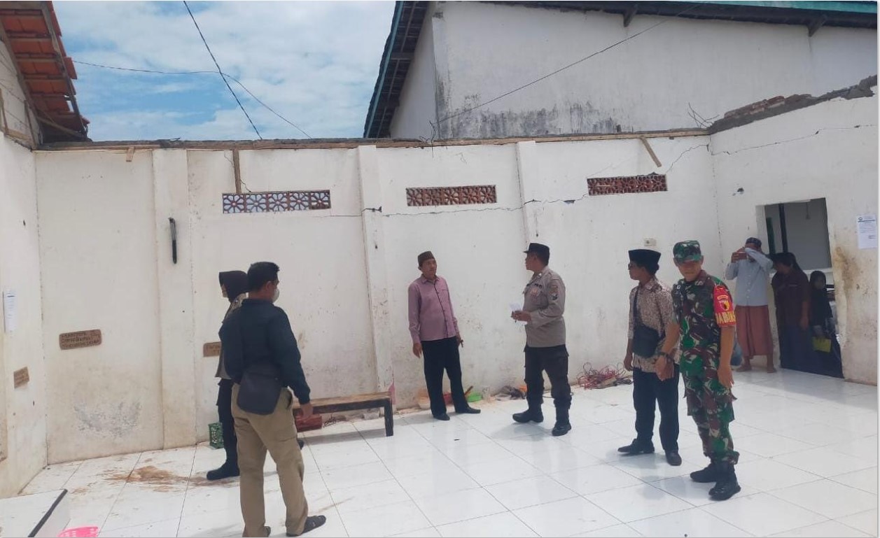 Plafon Ambrol di Ponpes Situbondo, Belasan Santri Jatuh dari Tangga di Pasuruan