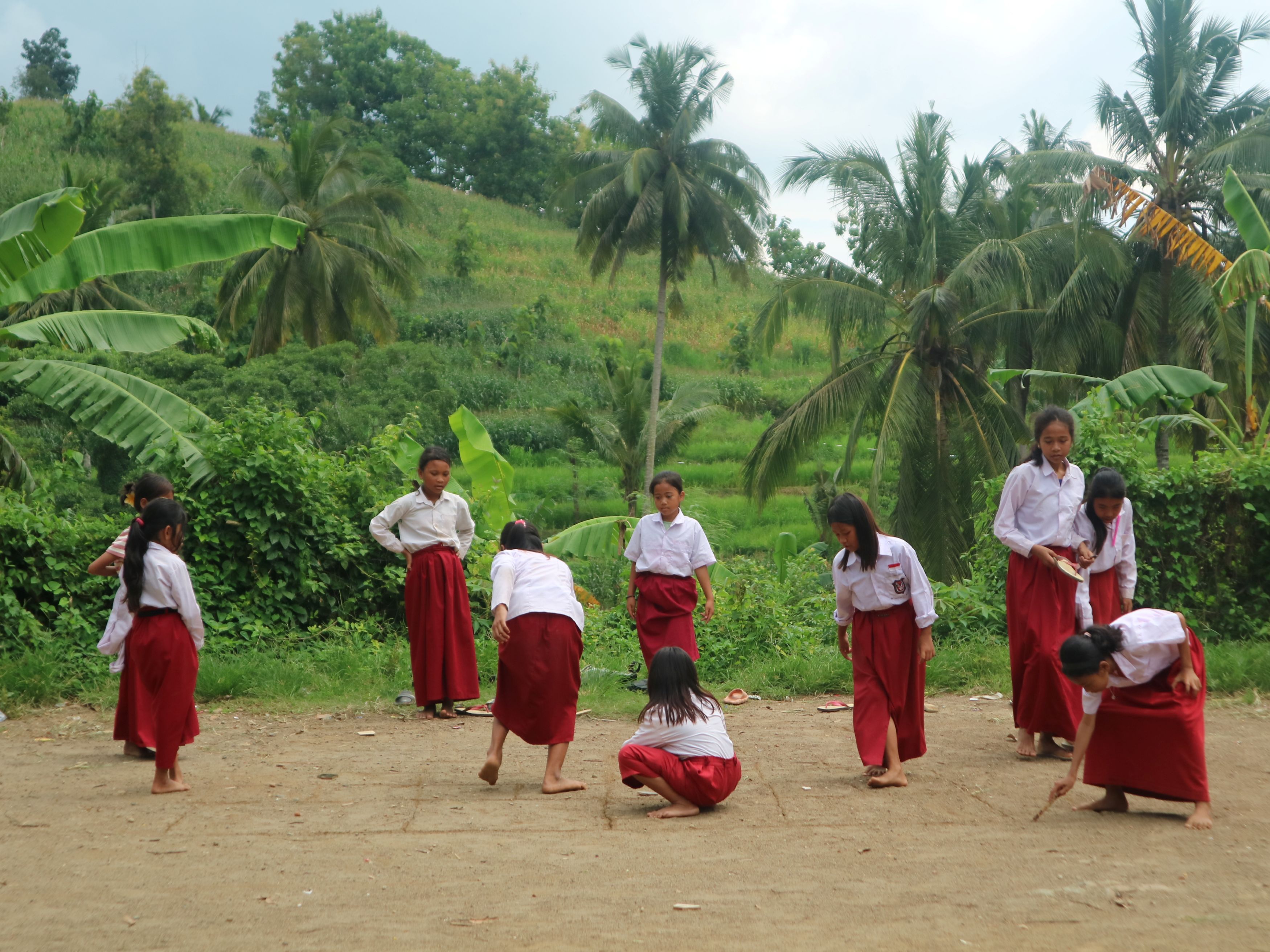 Sejumlah murid sedang bermain di halaman sekolah, Desa Batu Jangkih, Kecamatan Praya Barat Daya, Lombok Tengah, beberapa waktu lalu.