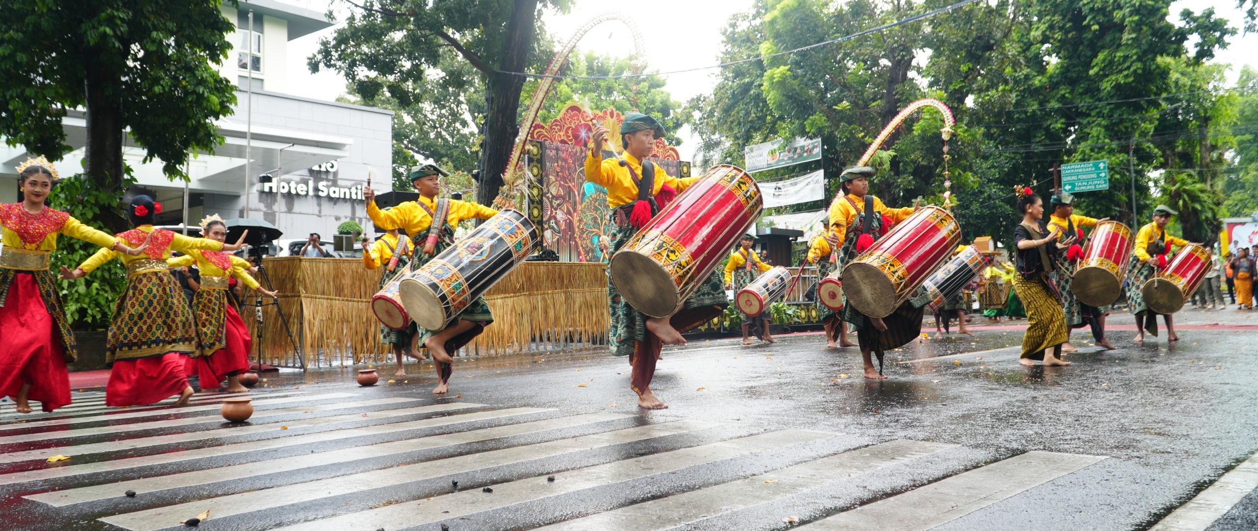 Penampilan Gendang Beleq pada Pawai Budaya Pelajar Mataram 2025 di Jalan Pejanggik, Rabu (29/10). Dengan pawai ini akan memperperkuat kebhinekaan.