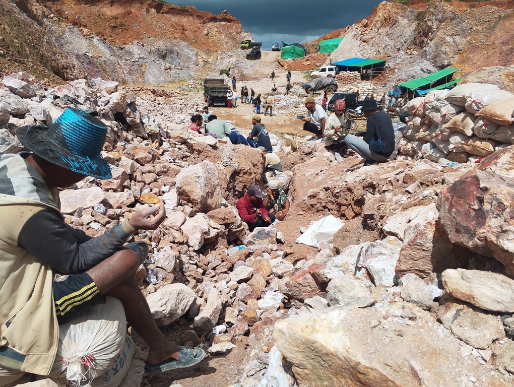 MASIH DIUSUT: Sejumlah masyarakat melakukan aksi tambang di wilayah Sekotong, Lombok Barat (Lobar), beberapa waktu lalu.&nbsp;