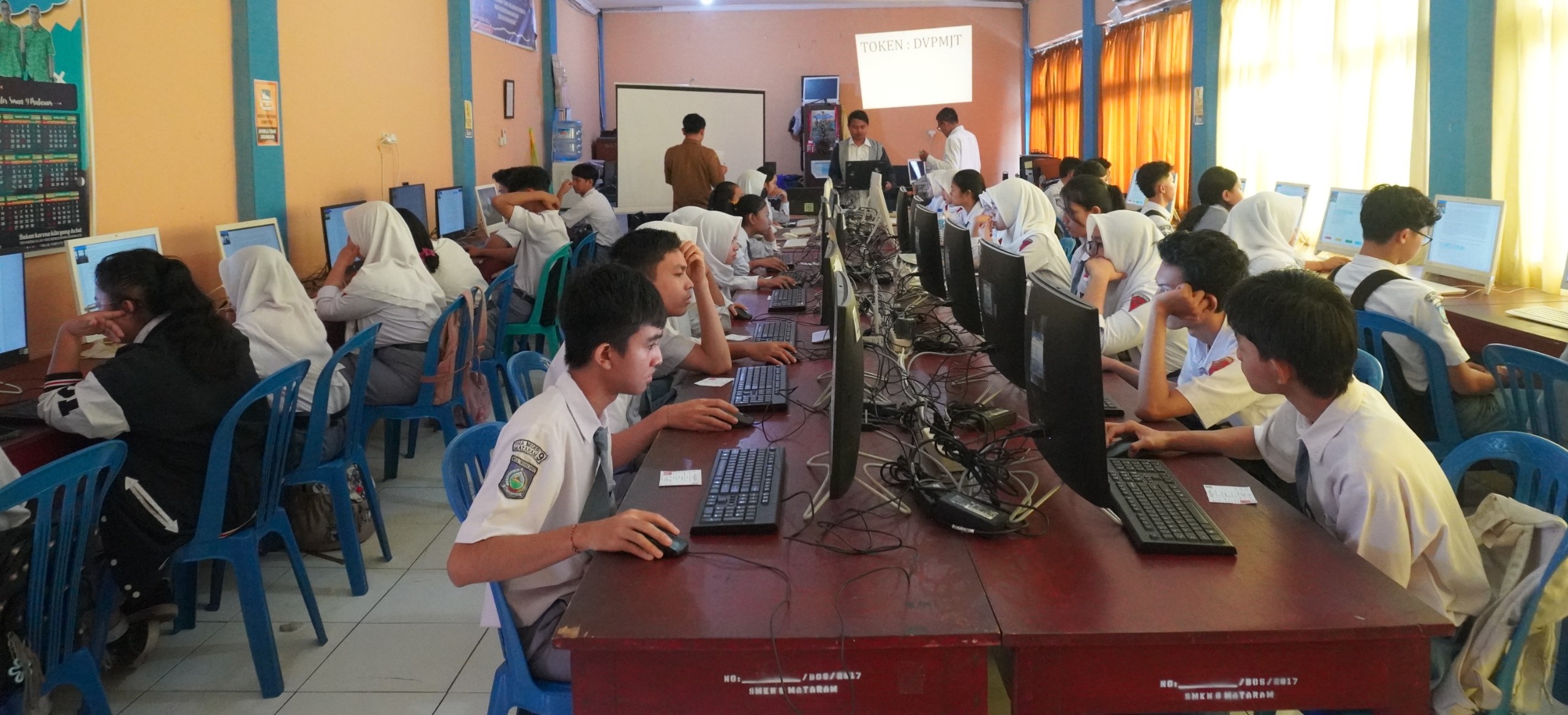 Siswa SMAN 9 Mataram mengikuti gladi bersih TKA di sekolah setempat, Selasa (28/10).  Siswa makin siap hadapi ujian sesungguhnya.