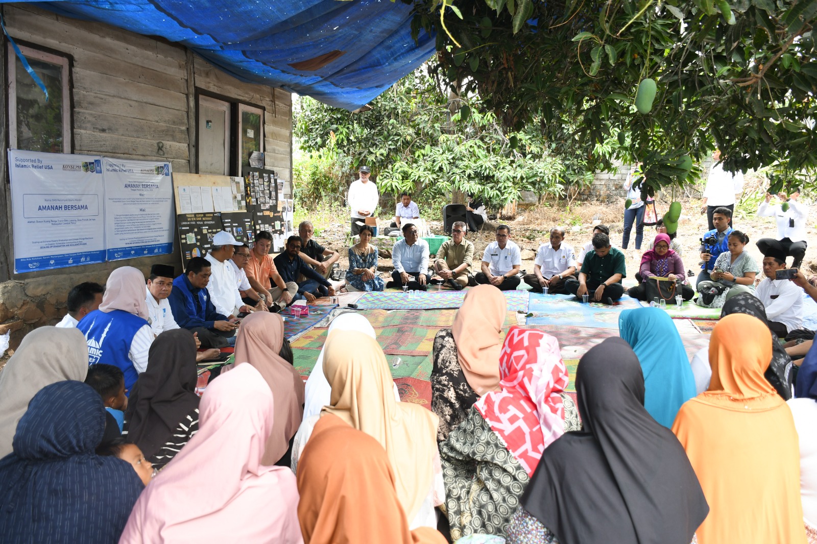 Wakil Bupati Lotim Moh. Edwin Hadiwijaya saat kunjungan slamic Relief&rsquo;s (IR) di desa Puncak Jeringo.