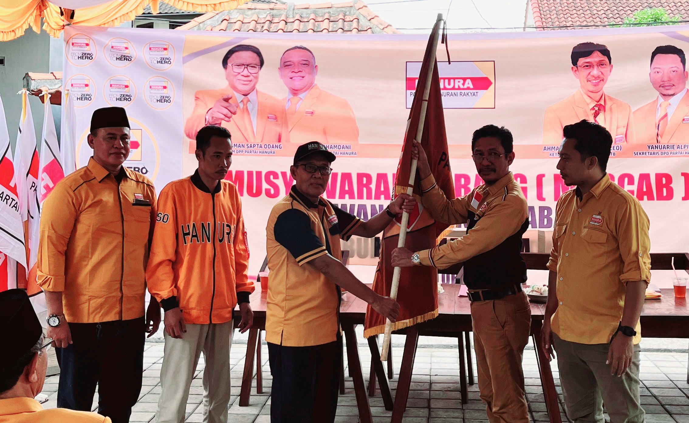 Ketua DPD Hanura NTB Ahmad Dahlan (dua dari kanan) menyerahkan pataka bendera Hanura ke Ketua DPC Kota Mataram Misban Ratmaji (tiga dari kiri) usai terpilih sebagai ketua DPC, Rabu (29/10).