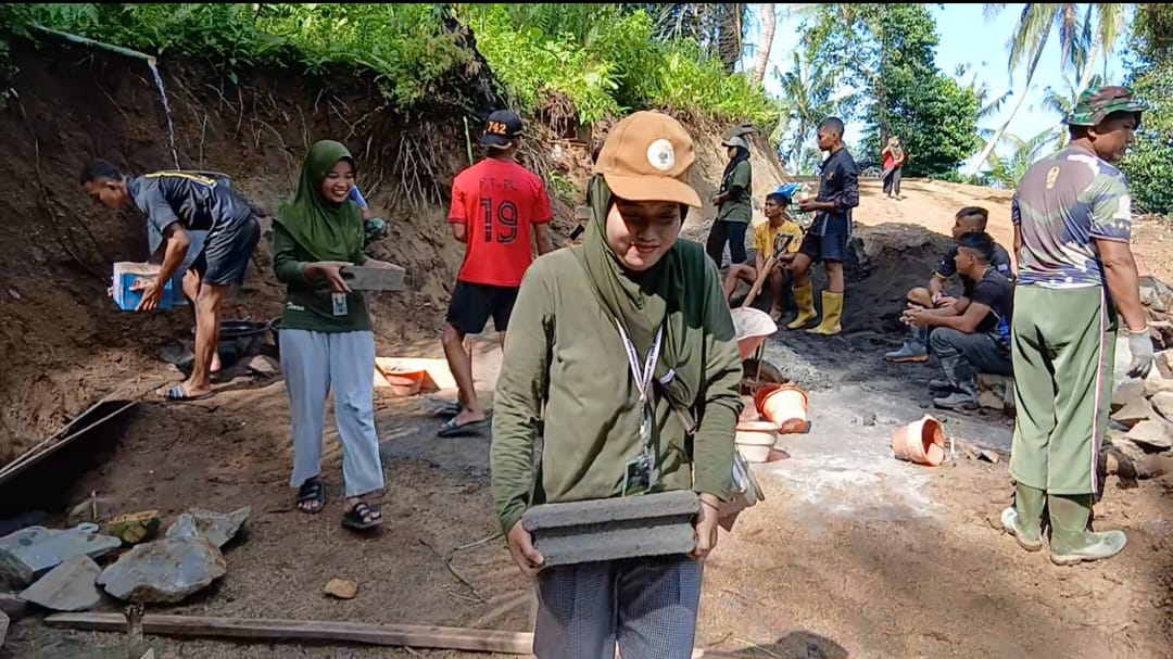 GOTONG ROYONG: Sejumlah mahasiswi Unram turut terlibat dalam TMMD ke-126 pembangunan jalan di Desa Giri Madia.