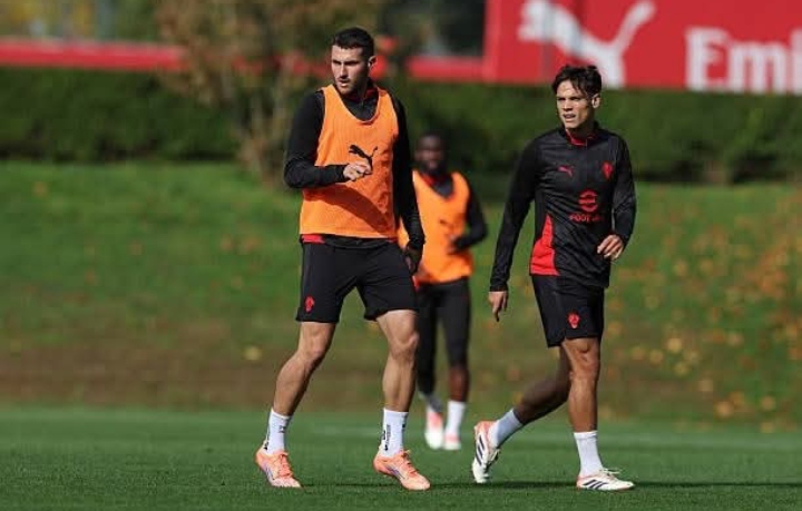 Striker AC Milan Santiago Gimenez dalam sebuah sesi latihan di Milanelo.