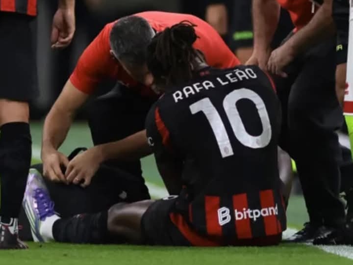 Rafael Leao, striker AC Milan yang mengalami cedera, dan diragukan tampil saat laga kontra AS Roma.