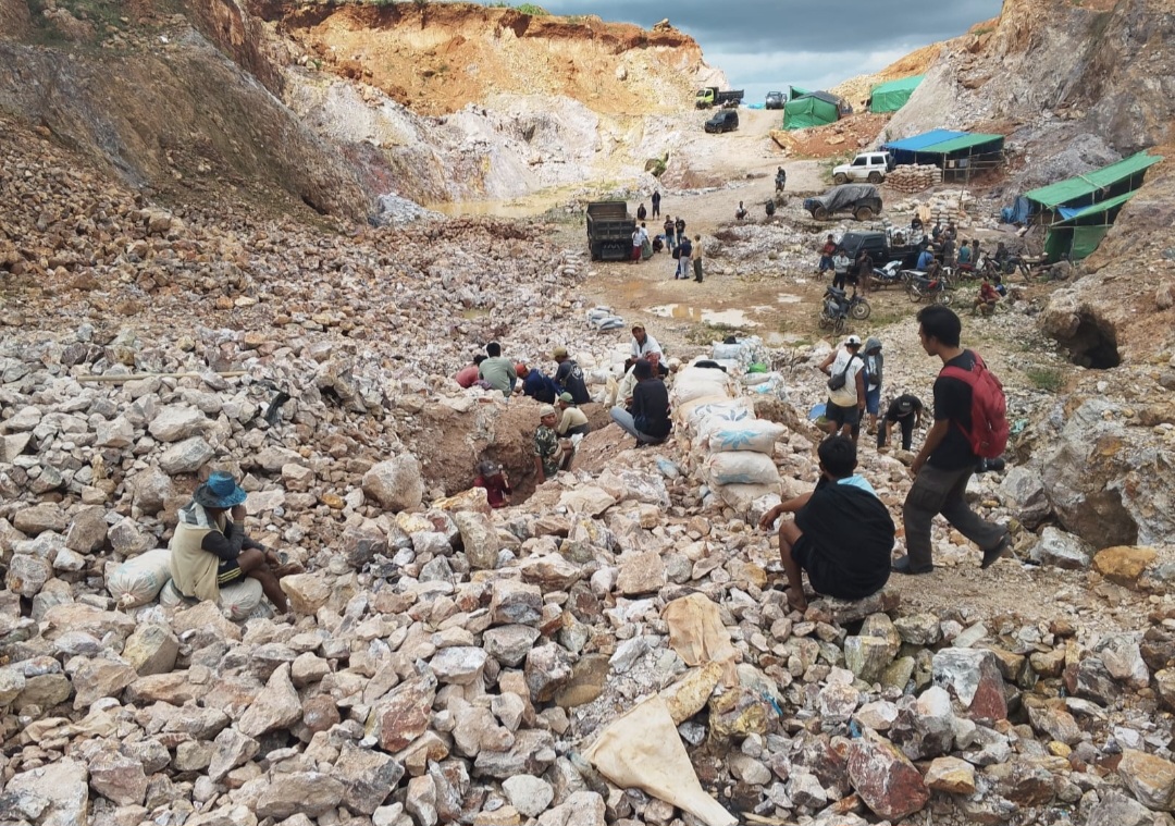 Terlihat alat berat melakukan pengerukan di sebuah lokasi tambang rakyat di wilayah Kecamatan Sekotong, Lombok Barat (Lobar).