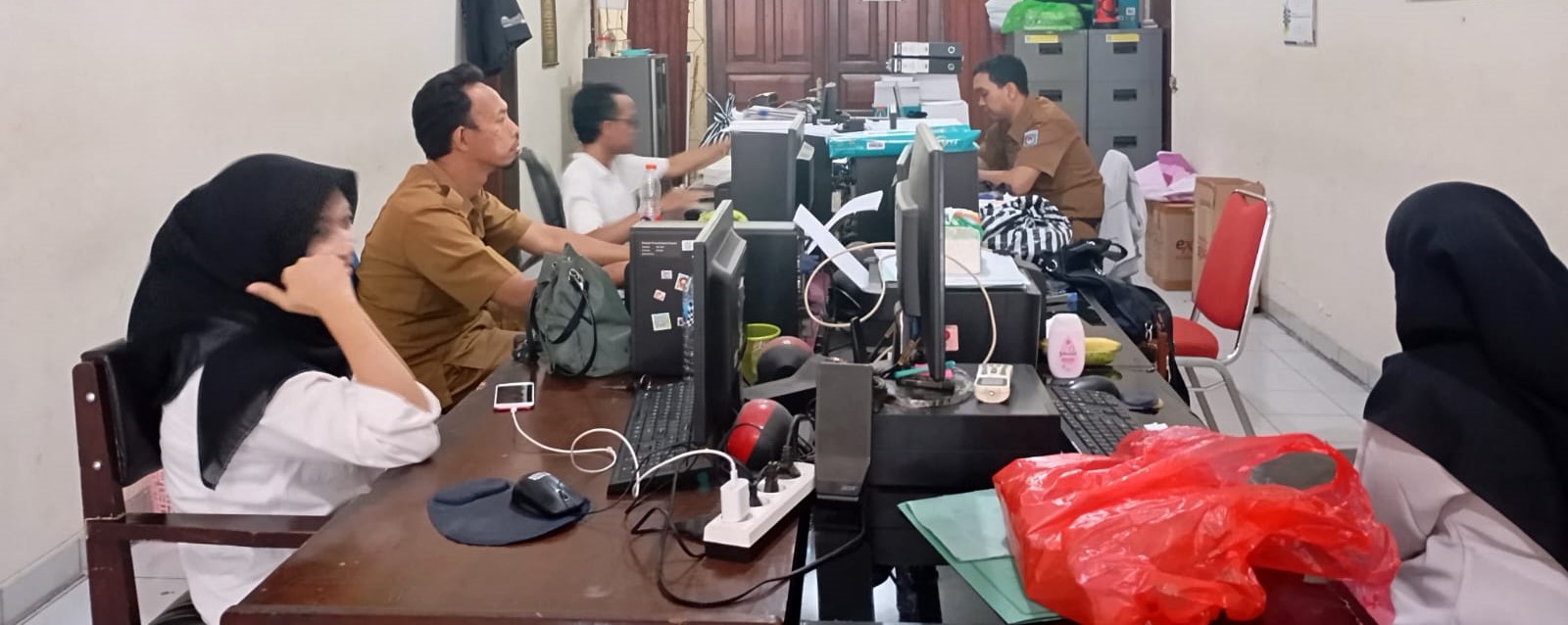 Staf Disdik Kota Mataram terlihat serius mengerjakan pekerjaannya masing-masing, belum lama ini. Tamsil PTT dan GTT sudah dicairkan.