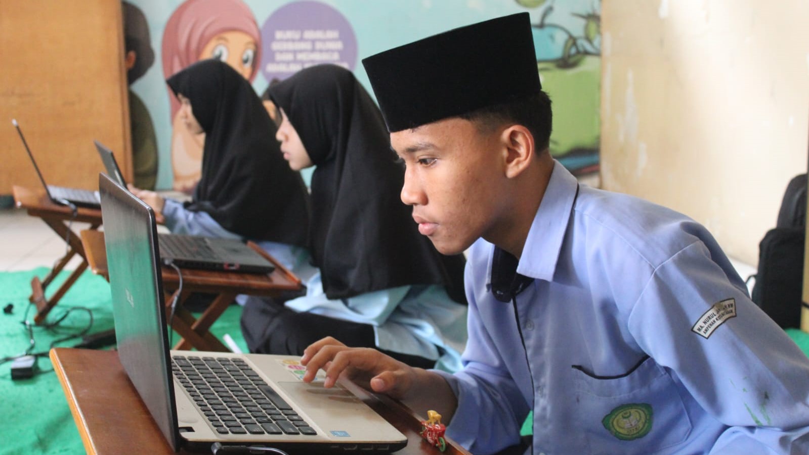 Siswa MA Nurul Jannah NWDI Ampenan mengikuti olimpiade IYSC yang digelar POSI, Minggu (26/10).