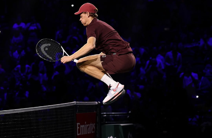 Jannik Sinner membuka langkah di Rolex Paris Masters 2025 dengan kemenangan gemilang atas Zizou Bergs, jaga asa rebut peringkat 1 dunia.