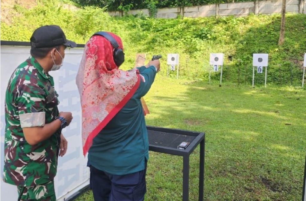 MENEMBAK: Sebanyak 135 personel Polhut Dinas LHK NTB saat latihan menembak di Lapangan Tembak Perbakin NTB, Lombok Barat, Kamis, (30/10).