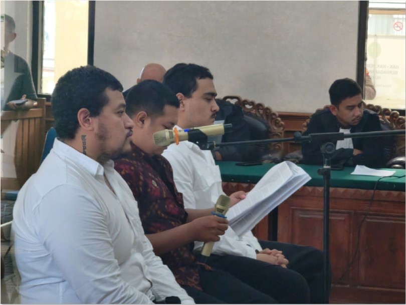MULAI DIADILI: Dari kiri, terdakwa Coskun Mevlut, penerjemah, dan Tupou Pasa Midolmore menjalani sidang dakwaan di PN Denpasar, Rabu (30/10).