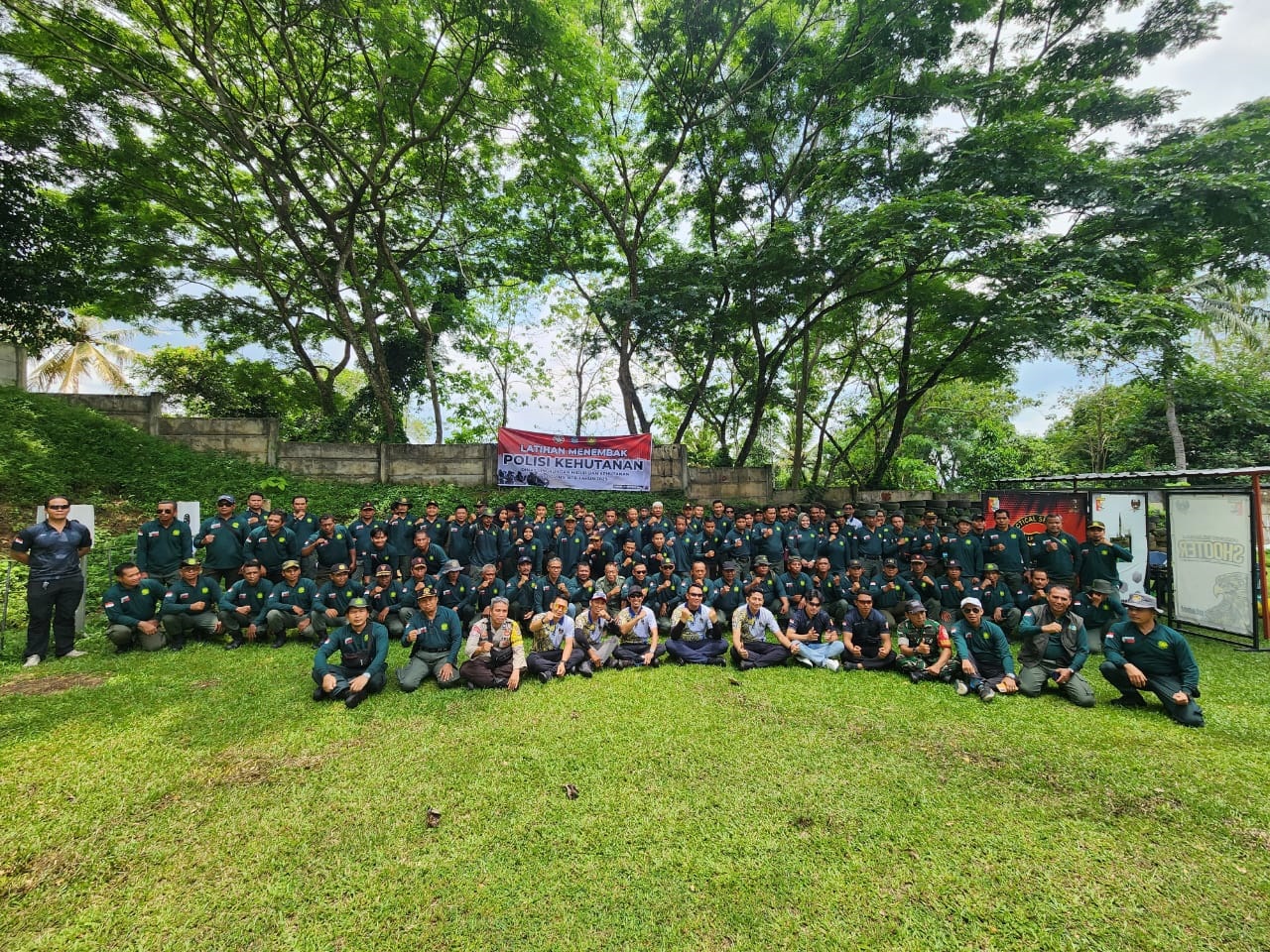 MENEMBAK: Sebanyak 135 personel Polhut Dinas LHK NTB saat latihan menembak di Lapangan Tembak Perbakin NTB, Lombok Barat, Kamis, (30/10).