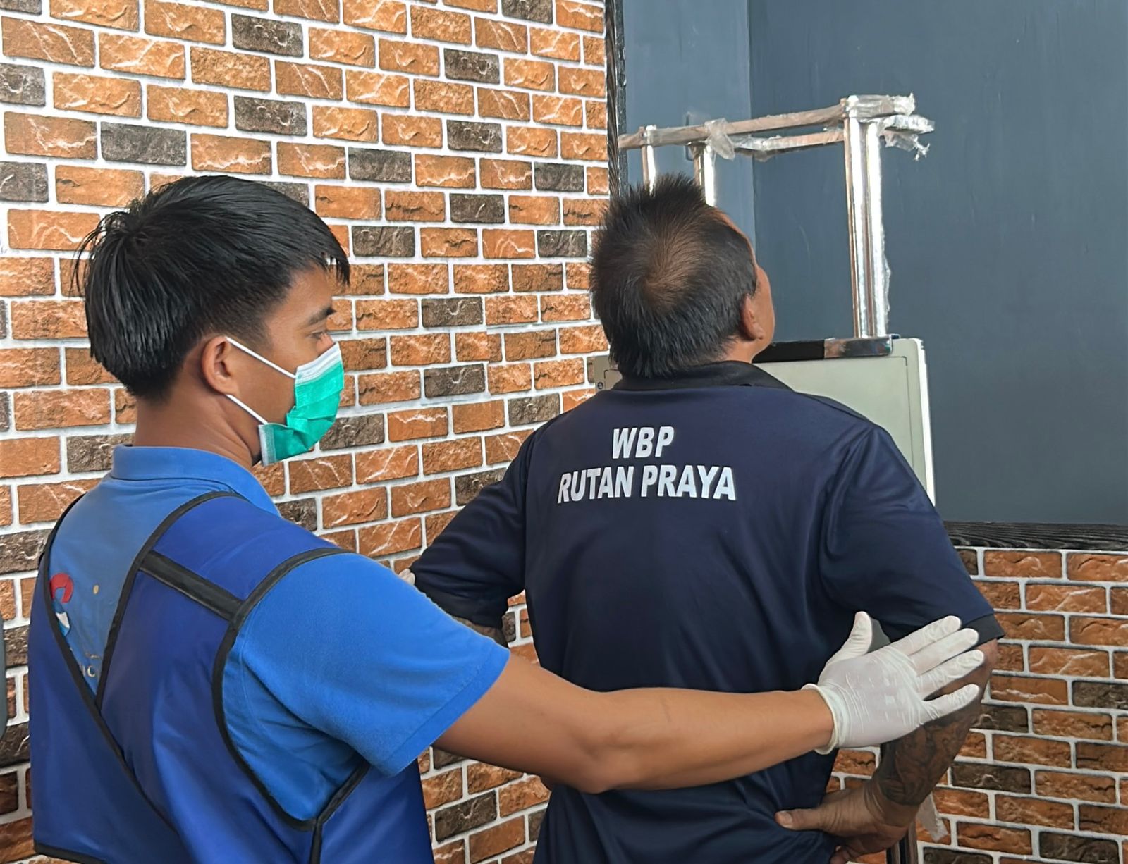Suasana skrining TBC menyasar ratusan warga binaan Rutan Kelas II B Praya, Lombok Tengah, Kamis (30/10).