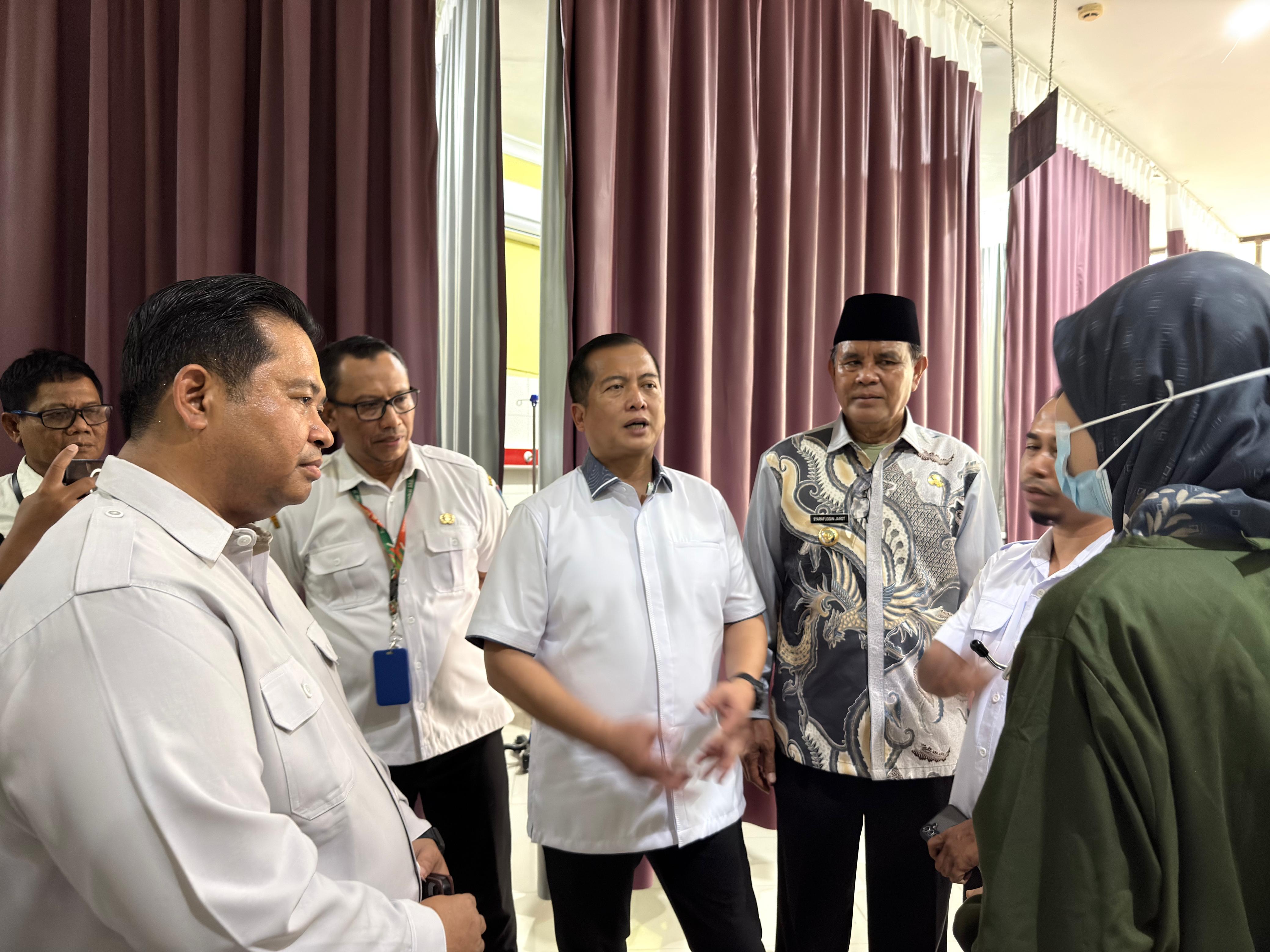 Ditemani Bupati Sumbawa Syarafuddin Jarot (tiga dari kanan), Gubernur NTB Lalu Muhamad Iqbal (tengah), meninjau langsung kondisi RS HL Manambai Abdulkadir, Rabu (29/10).