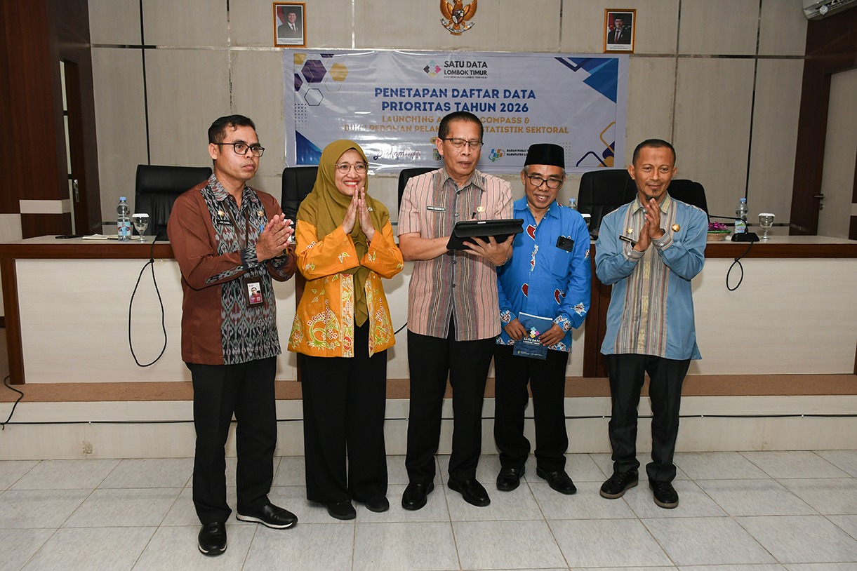 Wakil Bupati Lotim Moh. Edwin Hadiwijaya (tengah) melaunching aplikasi Coffee Morning Pembinaan Statistik Sektoral (COMPASS) dan  Buku Pedoman Statistik Sektoral Lotim, serta menyusun data prioritas t