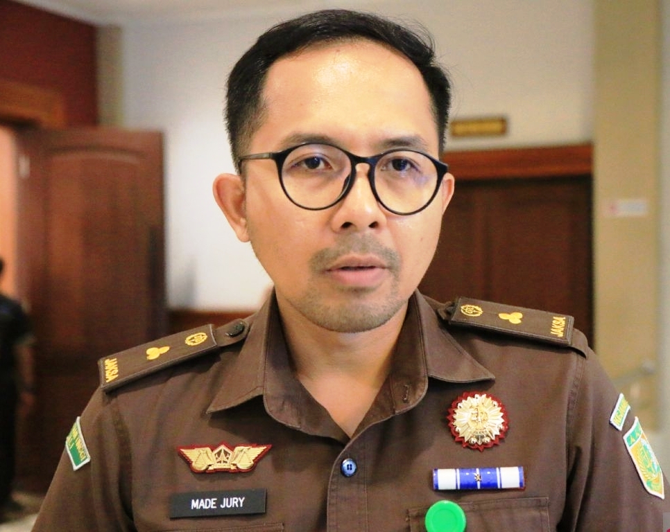 Kasi Intelijen Kejari Loteng I Made Juri Imanu jelaskan penyidik mulai menghitung kerugian negara dugaan korupsi pengadaan truk di Dinas Lingkungan Hidup Lombok Tengah (Loteng).