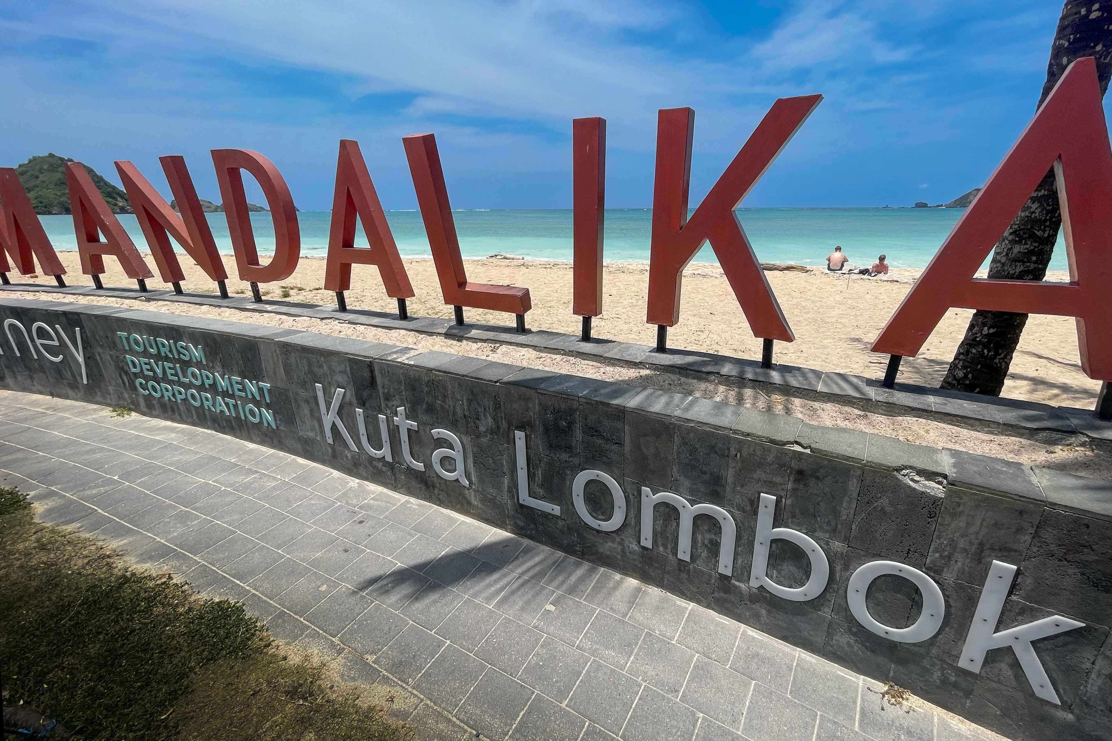 KEK Mandalika membuka peluang bisnis di bidang perhotelan, restoran, transportasi, hingga perdagangan. Dampaknya, penciptaan lapangan kerja dan peningkatan kesejahteraan masyarakat sekitar.