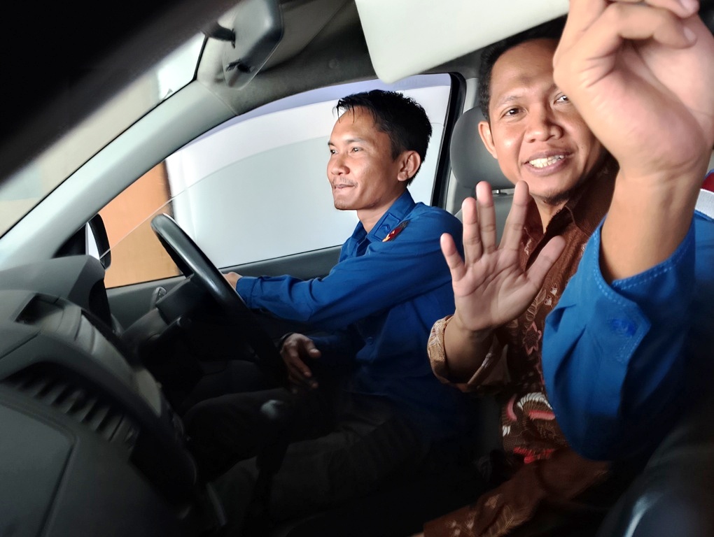 PEMERIKSAAN: Tersangka korupsi pengelolaan lahan Pemprov NTB di Gili Trawangan Mawardi dikawal jaksa saat dibawa menggunakan mobil tahanan usai pemeriksaan di Kantor Kejati NTB, Kamis (30/10).