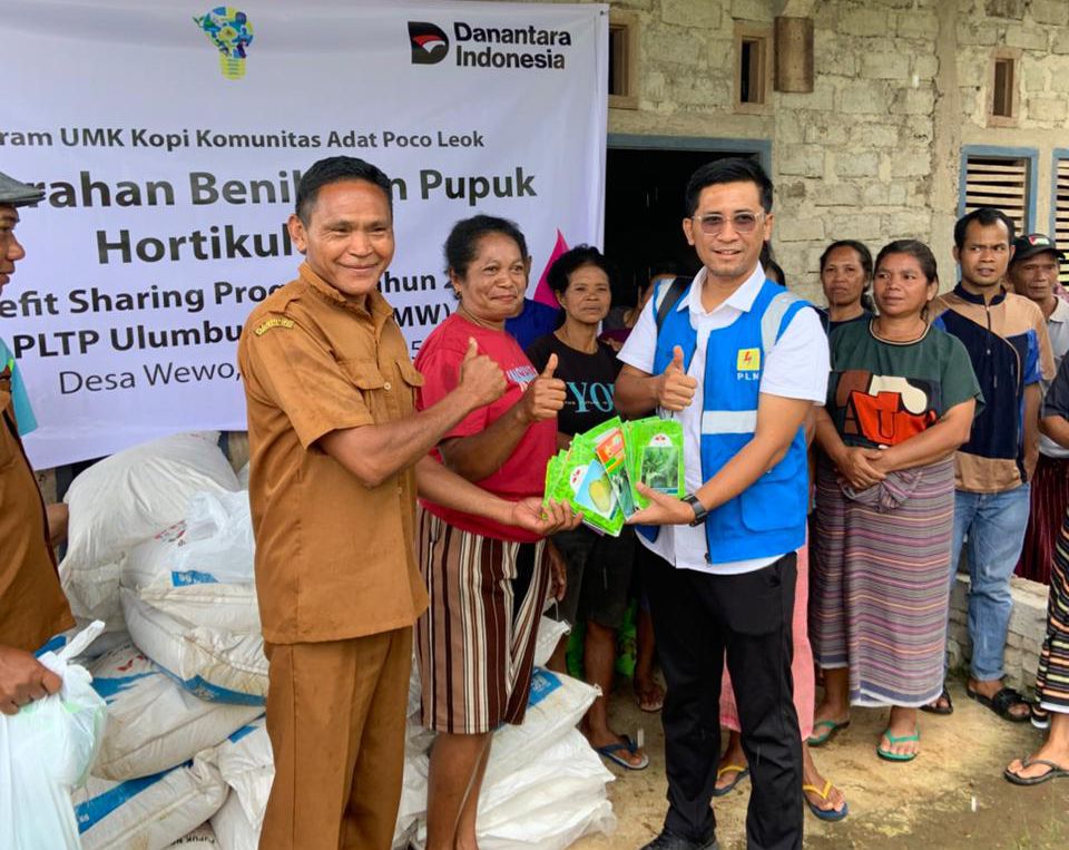 Penyerahan banbantuan bibit tanaman hortikultura kepada masyarakat di sekitar proyek panas bumi Ulumbu Unit 5-6.