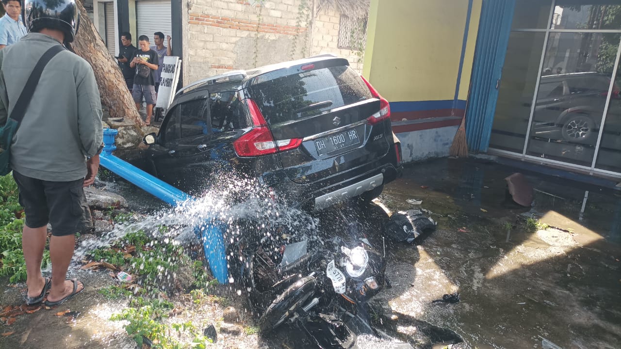 KORBAN MD BERTAMBAH: Kendaraan yang terlibat kecelakaan di Jalan Raya Tanjung Selasa (28/10). Dalam insiden ini satu orang tewas
