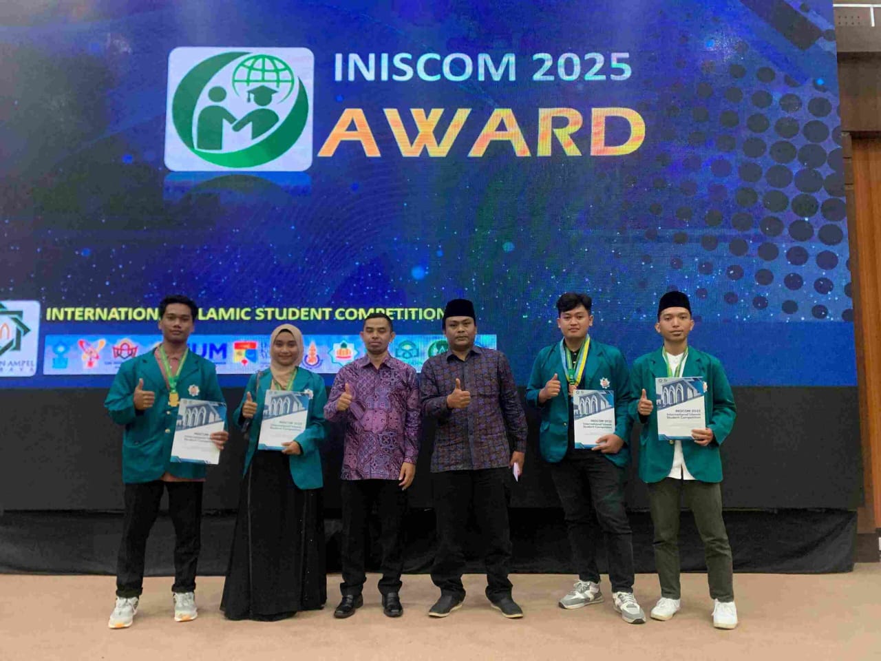 Sejumlah penghargaan disabet para mahasiswa pada ajang International Islamic Student Competation (INISCOM) di UIN Mataram, Senin (27/10)