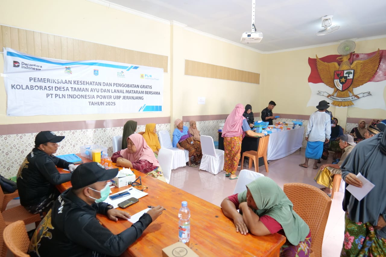 PEDULI KESEHATAN: PLN Indonesia Power UBP Jeranjang berkolaborasi dengan Pangkalan TNI Angkatan Laut (Lanal) Mataram dan Pemerintah Desa Taman Ayu kembali berikan pengobatan gratis bagi masyarakat.