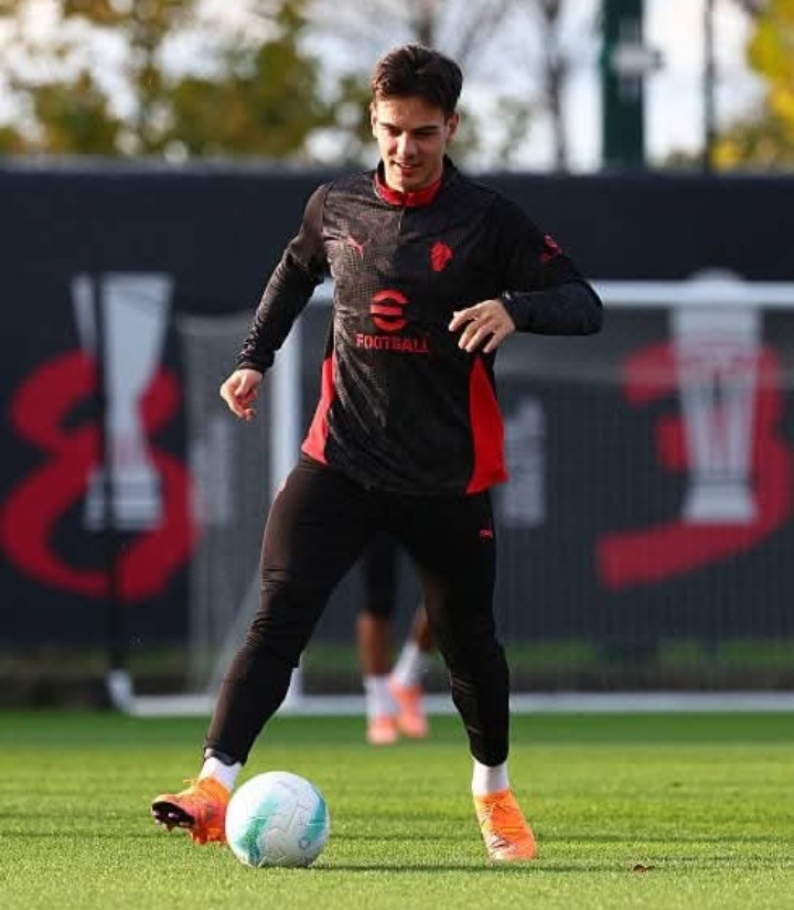 Ardon Jashari, pemain AC Milan yang sudah pulih dari cedera, tampak berlatih di Milanelo.