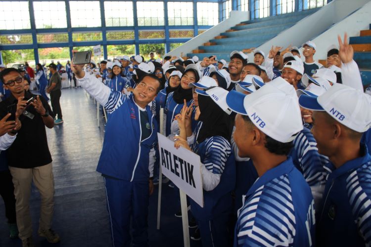 Gubernur NTB Lalu Muhammad Iqbal berfoto bersama atlet pelajar NTB usai pelepasan kontingen Popnas dan Peparpenas.