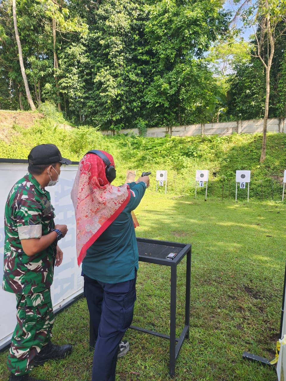 Salah seorang personel Polhut Dinas LHK NTB saat melakukan latihan menembak.