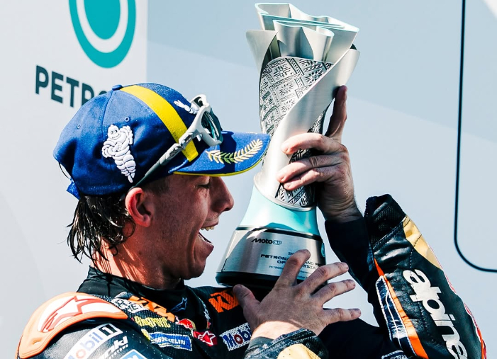 Pedro Acosta raih podium MotoGP Malaysia 2025 berkat strategi berani lepas kontrol traksi KTM RC16 demi kurangi keausan ban belakang.
