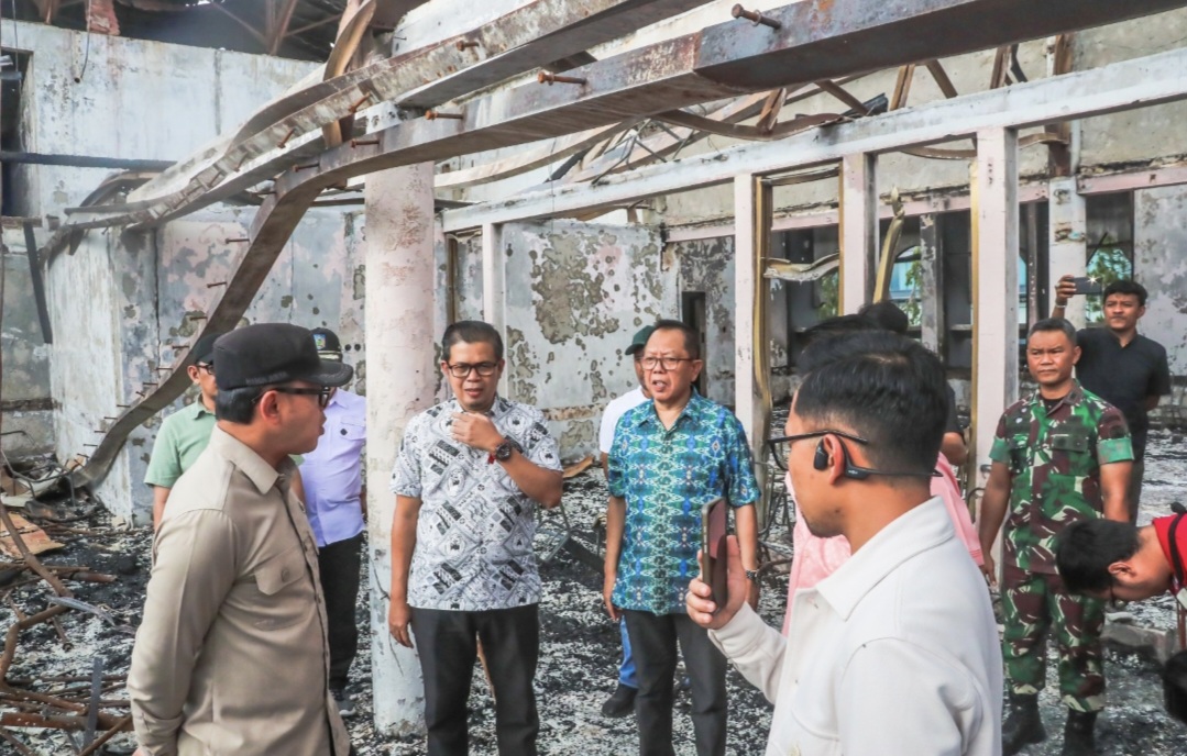 Wakil Menteri Dalam Negeri (Wamendagri) Bima Arya Sugiarto didampingi pimpinan DPRD NTB turun meninjau kondisi kantor DPRD NTB yang hangus terbakar massa aksi pada 30 Agustus lalu.
