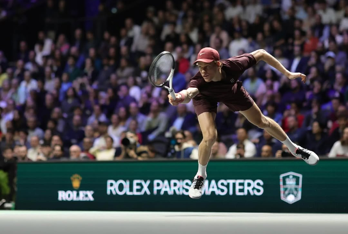 Jannik Sinner ke perempat final Paris Masters 2025 usai kalahkan Cerundolo. Selanjutnya, ia akan hadapi Ben Shelton demi perebutan No.1 Dunia.