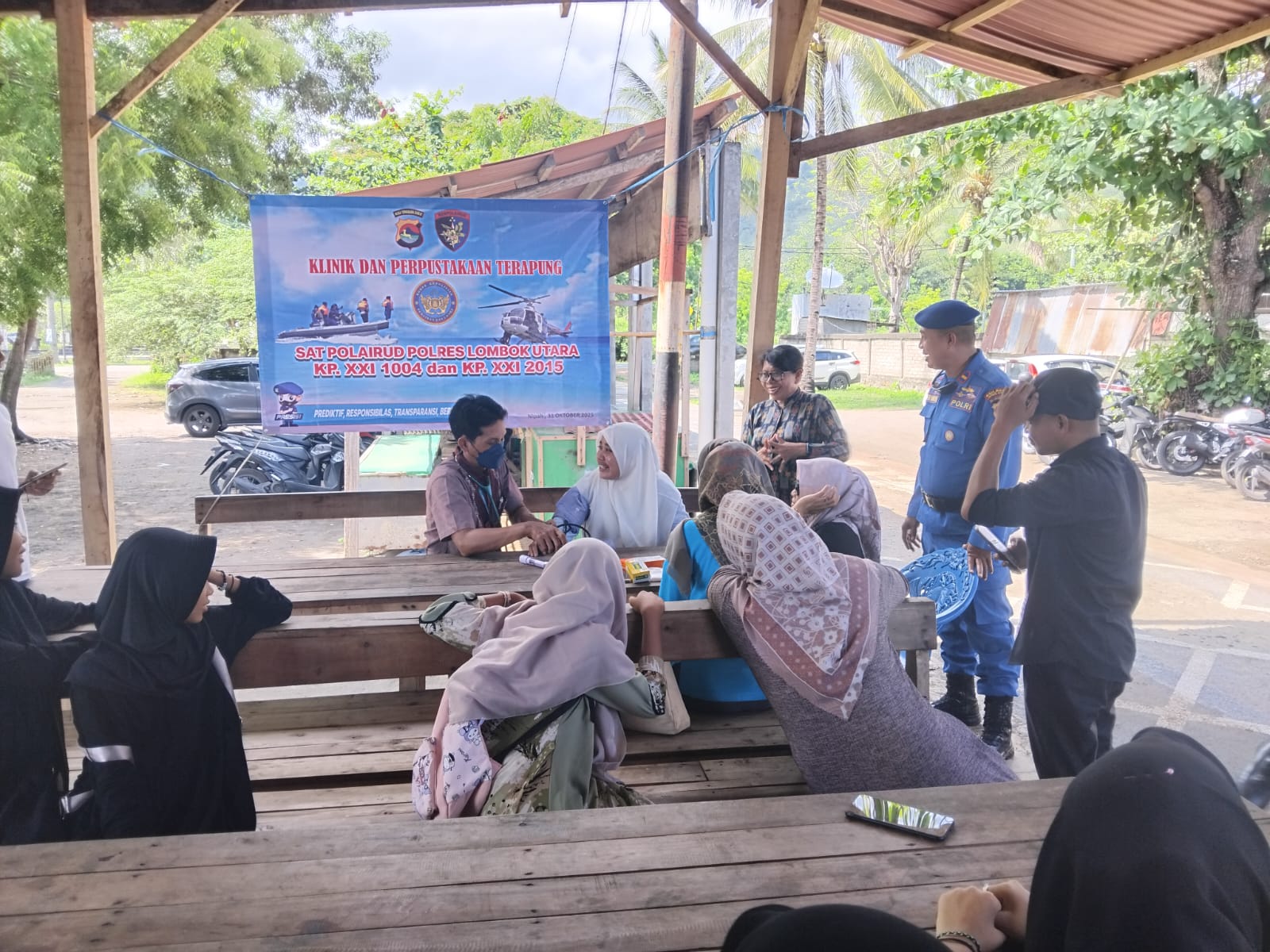 Polairud bersama tim medis dari Puskesmas Nipah membuka layanan kesehatan gratis bagi warga Teluk Nara.