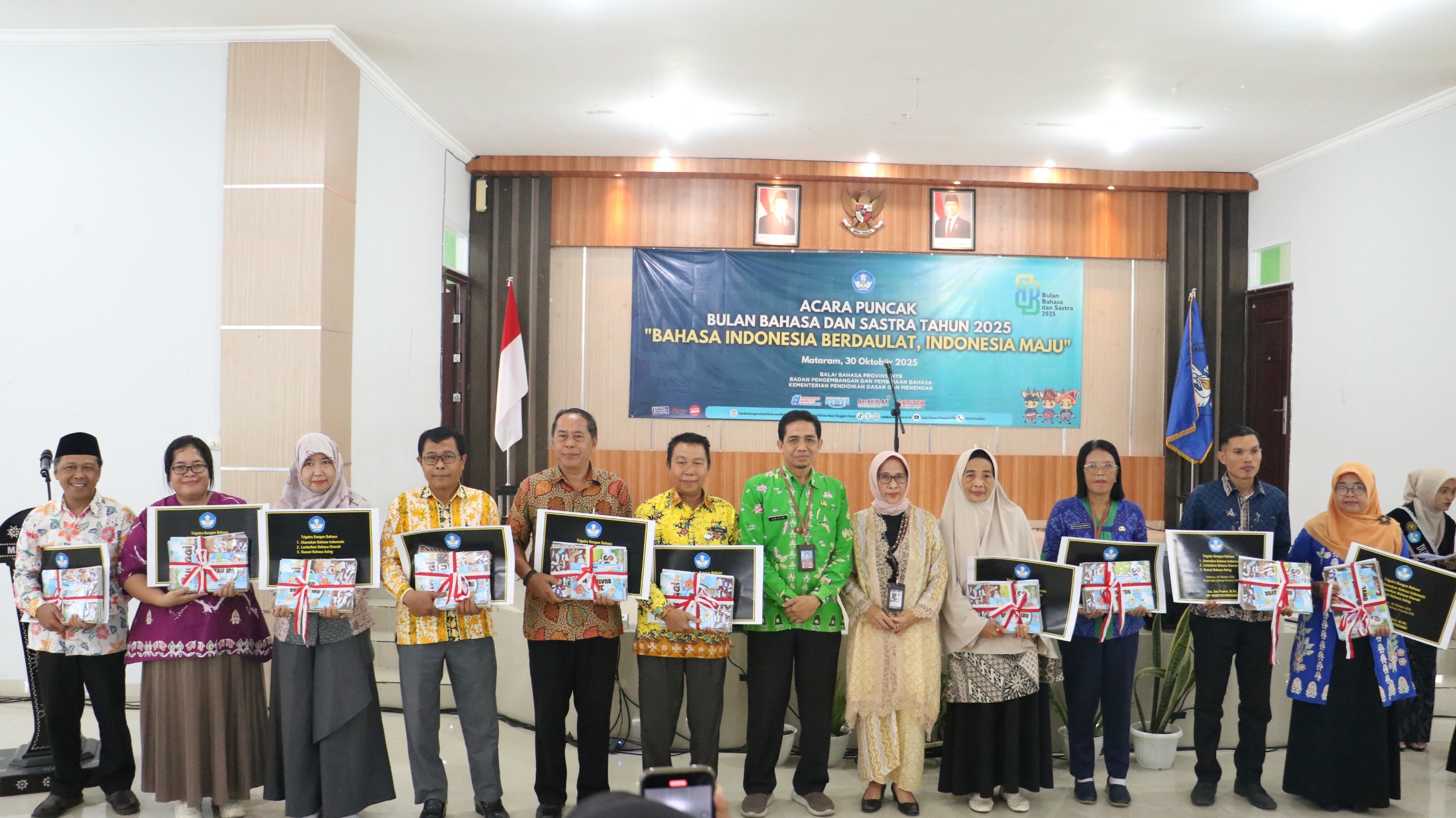 Kepala Balai Bahasa NTB (enam dari kanan) bersama penerima penghargaan pada Puncak Bulan Bahasa dan Sastra Tahun 2025, di Mataram, Kamis (30/10).