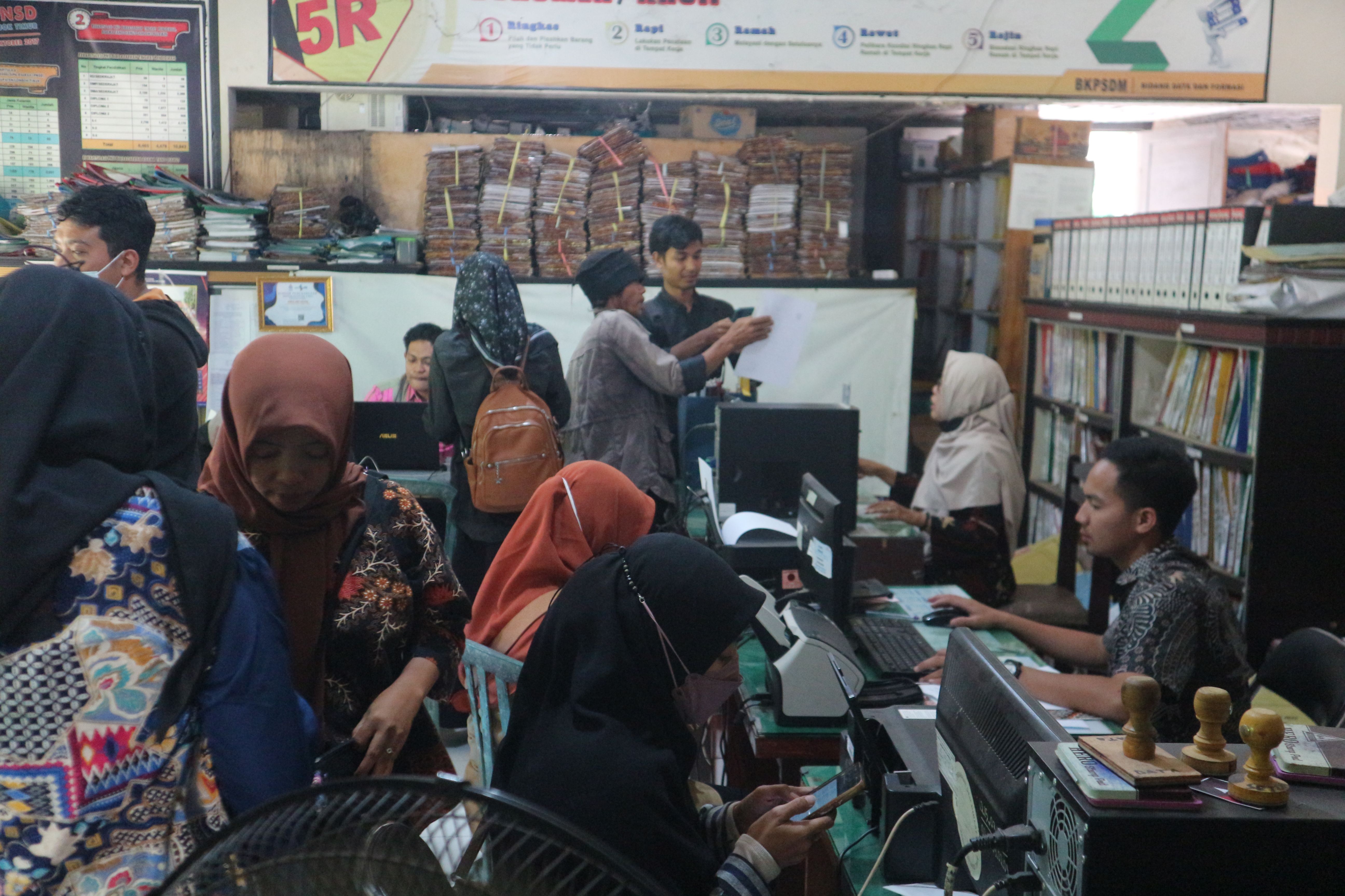 Sejumlah PPPK paro waktu saat memperbaiki berkas mereka yang tidak bisa terbaca di sistem.