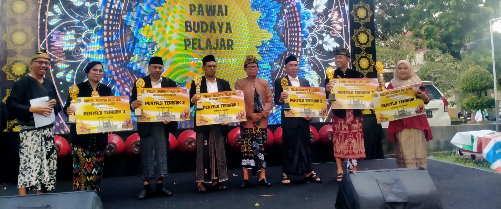 Kepala Disdik Kota Mataram Yusuf (empat dari kanan) foto bersama ketua K3S dan MKKS masing-masing kecamatan usai menerima penghargaan penyaji terbaik pada Pawai Budaya Pelajar 2025, Rabu lalu (29/10).