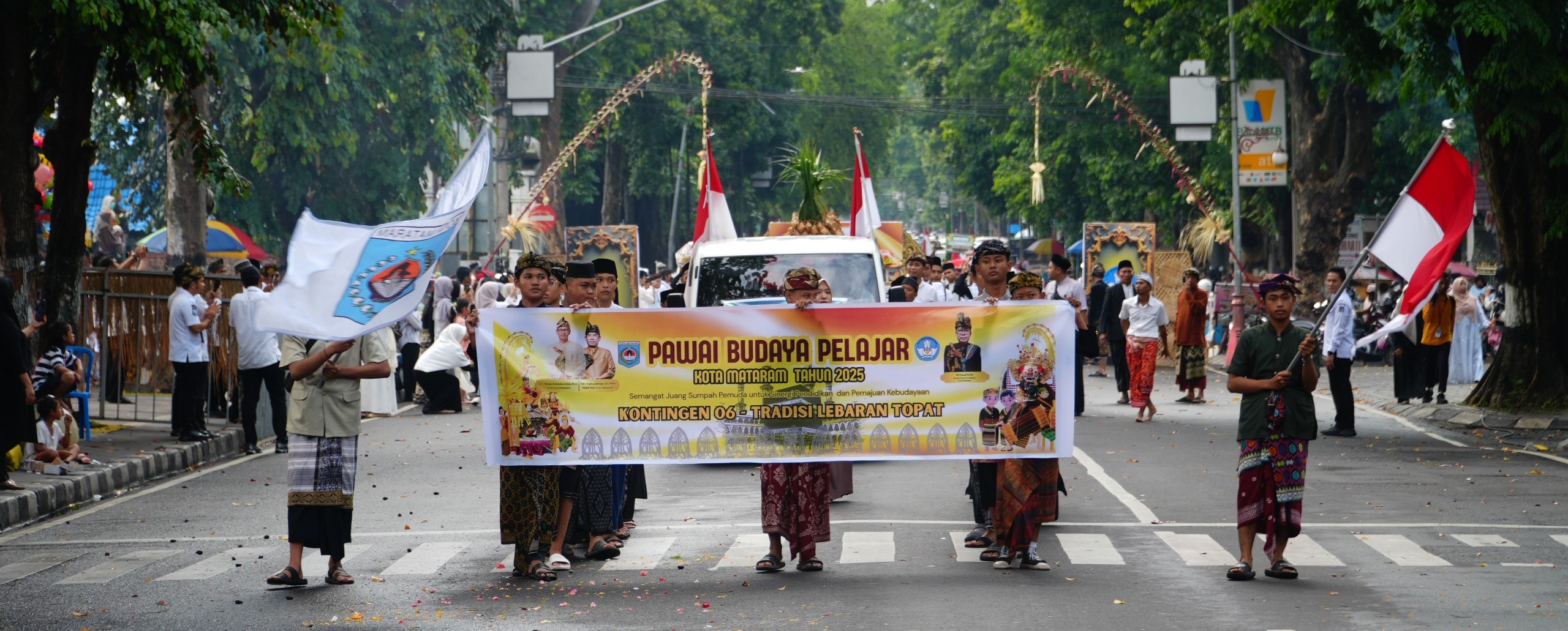 Ribuan siswa dan guru tampilkan ragam adat nusantara pada Pawai Budaya Pelajar Mataram 2025 di Jalan Pejanggik, Kota Mataram.