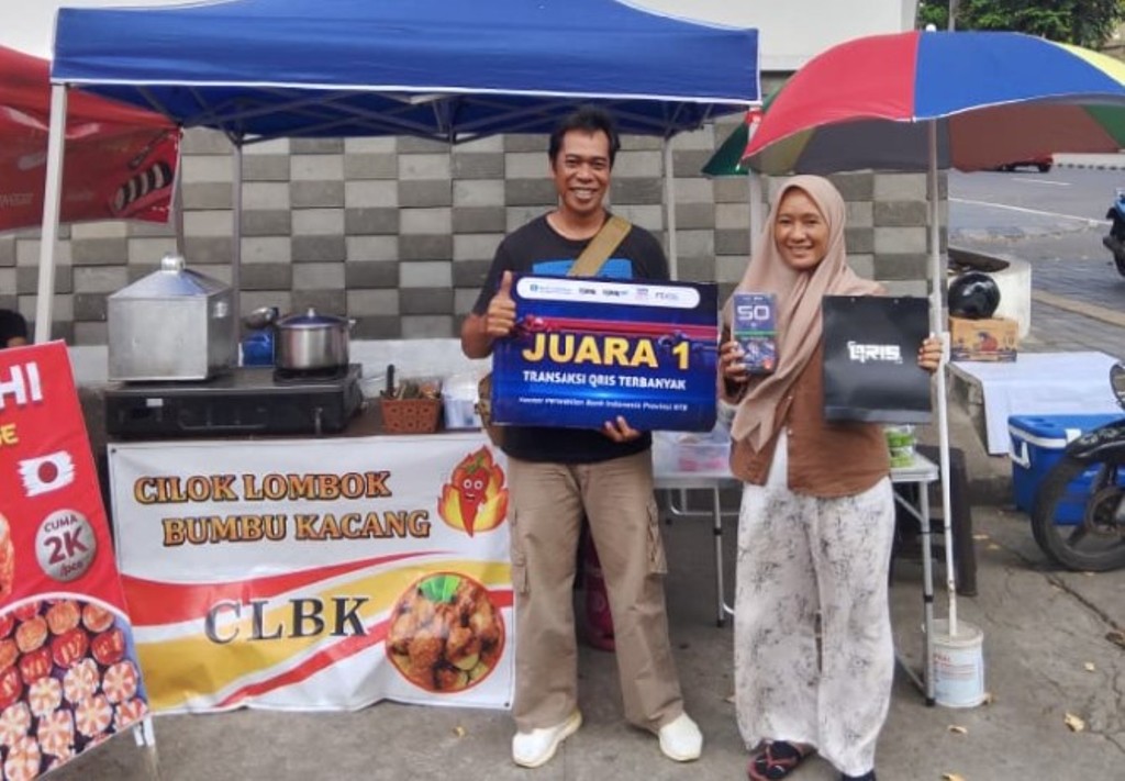 MELEK DIGITAL: Hendra Wijaya bersama istrinya saat menerima penghargaan sebagai lapak dengan transaksi QRIS terbanyak, beberapa waktu lalu.&nbsp;
