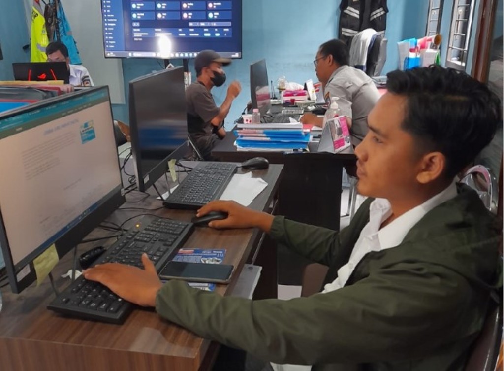 LAKUKAN PENGAWASAN: Pembuat aplikasi pembayaran digital Imam Ahmad Askalani Syukri fokus di depan komputernya saat ditemui di kantor Dishub Kota Mataram, Jumat (31/10).