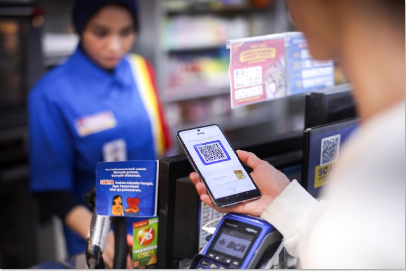 CASHLESS: Seorang pembeli membayar belanjaannya menggunakan QRIS&nbsp; di salah satu ritel modern di Kota Mataram, Jumat (31/10).