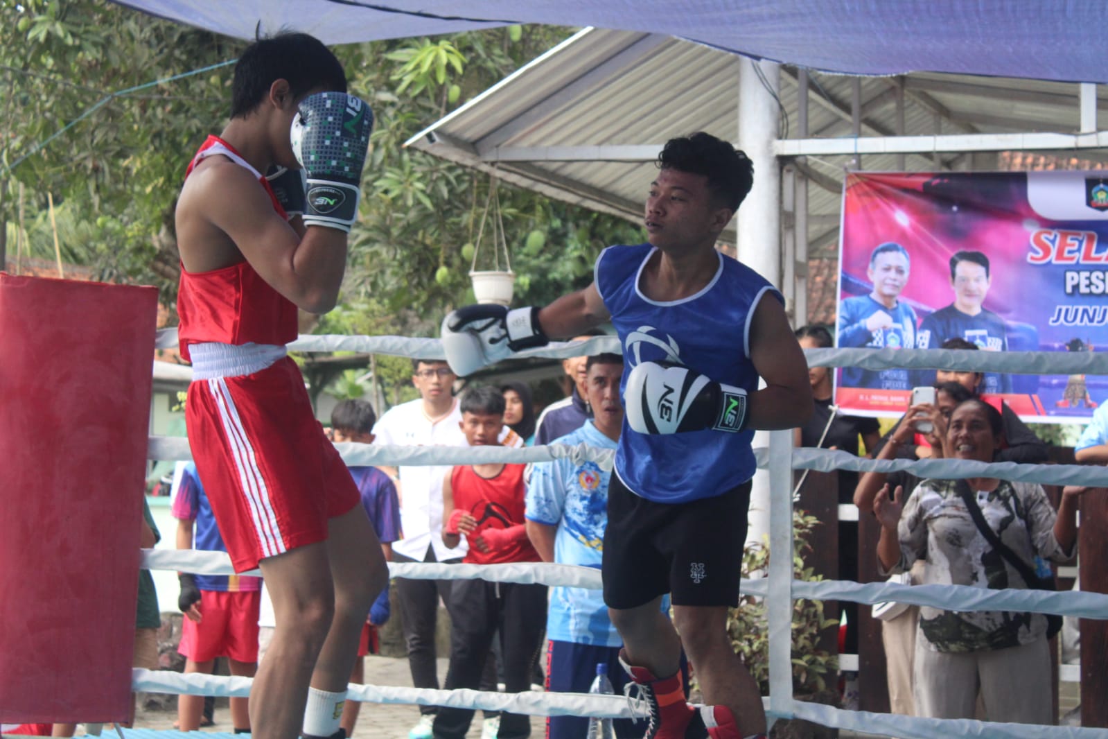 BURU BINTANG TINJU: Dua petinju muda beraksi di atas ring dalam pertandingan cabor tinju di Sasana Tinju Kodim 1620/Lombok Tengah, Kamis (30/10).