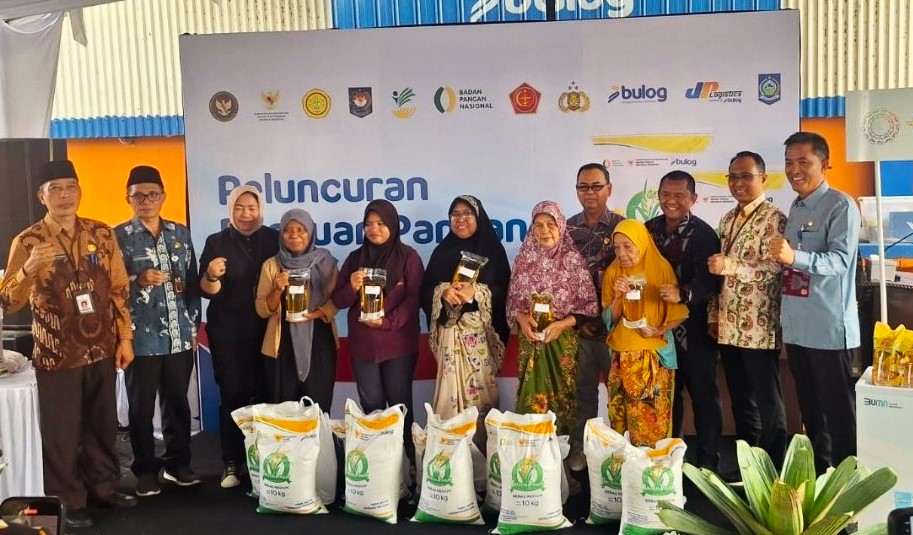 Launching penyaluran bantuan pangan beras dan minyak goreng untuk alokasi Oktober&ndash;November 2025 di halaman Gudang Bulog NTB, di Dasan Cermen, Mataram, Kamis (30/10).