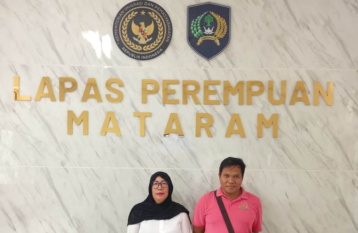 DIPERIKSA LAGI: Tersangka dugaan korupsi pengelolaan lahan Pemprov NTB di Gili Trawangan, Ida Adnawati saat dijemput petugas Kejati NTB di Lapas Perempuan Mataram, Jumat (31/10).