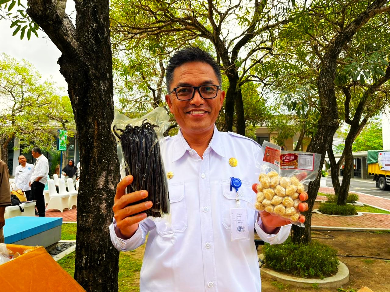 Kepala Dinas Perdagangan NTB Jamaludin Malady menunjukkan dua komoditas unggulan NTB yang diekspor ke sejumlah negara, beberapa waktu lalu.