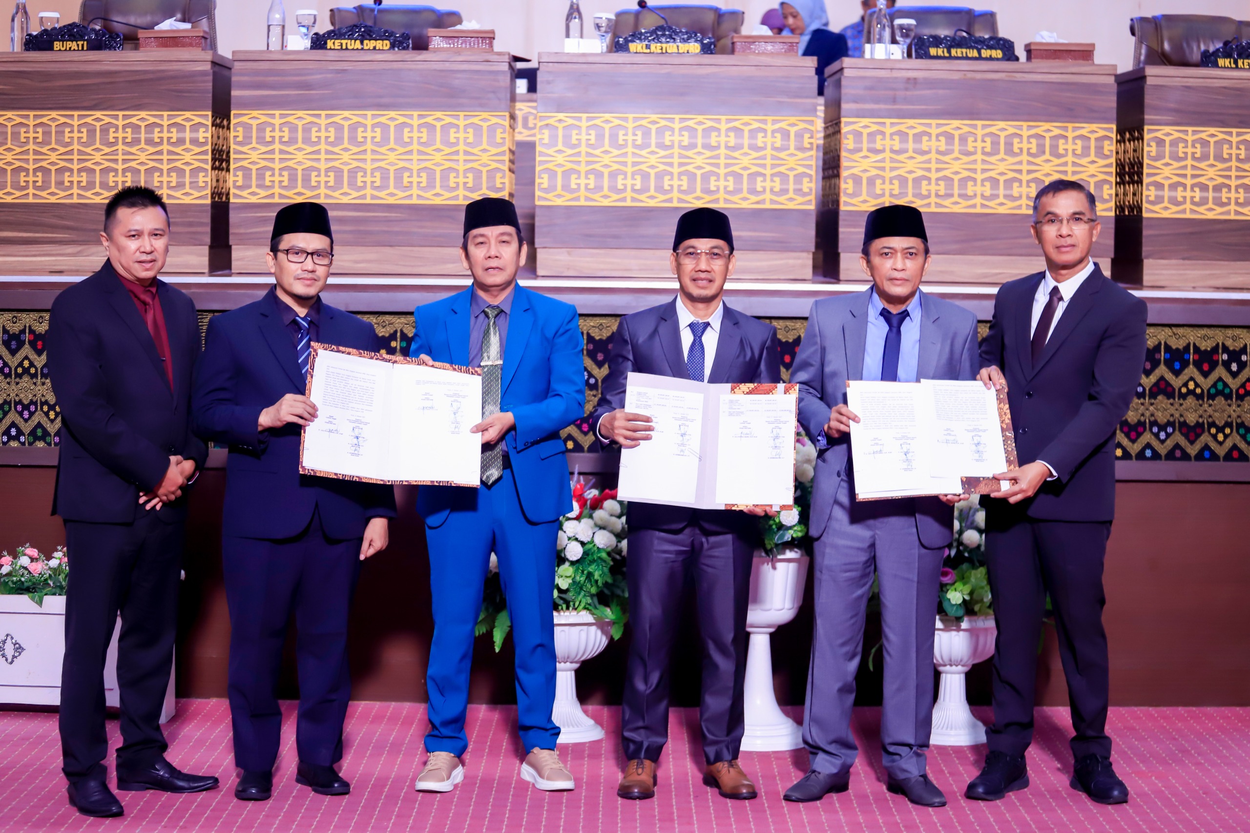 Bupati Loteng Lalu Pathul Bahri (dua kanan) didampingi para pimpinan DPRD Loteng menyepakati pembahasan KUA PPAS APBD Loteng 2026 dalam sidang paripurna DPRD Loteng, Jumat (31/10).